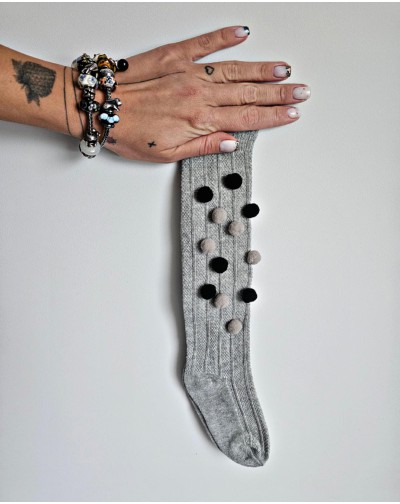 Pilkos kojinės iki kelių...