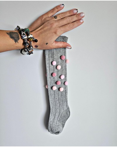 Pilkos kojinės iki kelių...