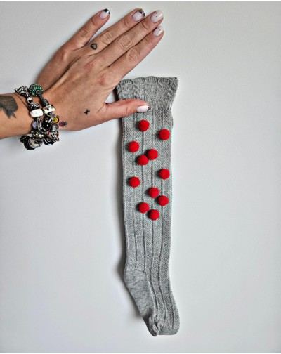 Pilkos kojinės iki kelių...