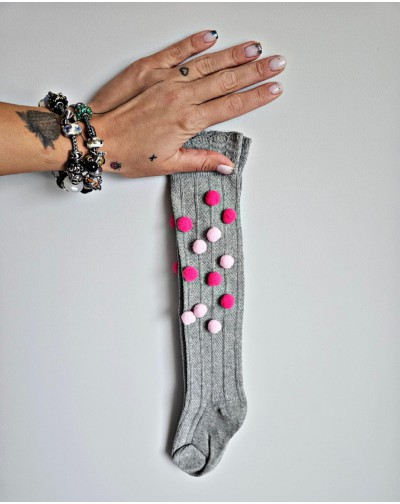 Pilkos kojinės iki kelių...