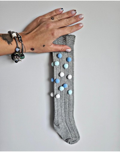 Pilkos kojinės iki kelių...