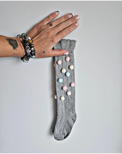 Pilkos kojinės iki kelių...