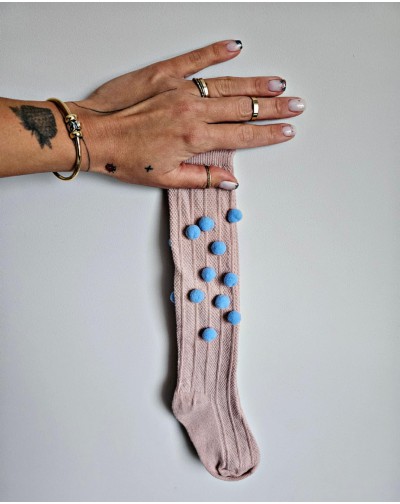 Rausvos kojinės iki kelių...