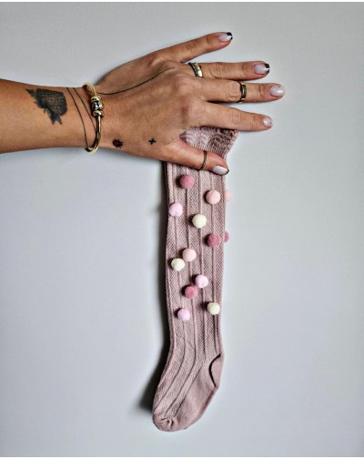 Rausvos kojinės iki kelių...