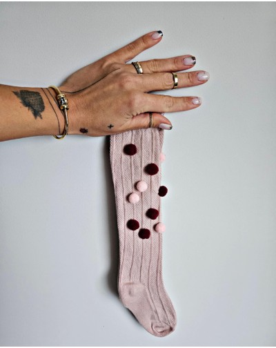 Rausvos kojinės iki kelių...