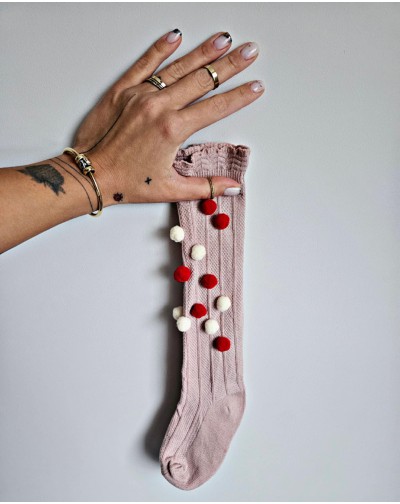 Rausvos kojinės iki kelių...