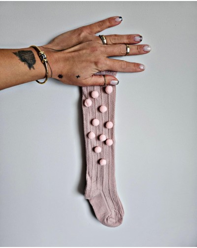 Rausvos kojinės iki kelių...