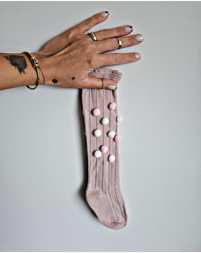 Rausvos kojinės iki kelių...