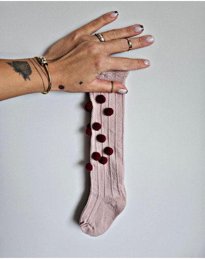 Rausvos kojinės iki kelių...