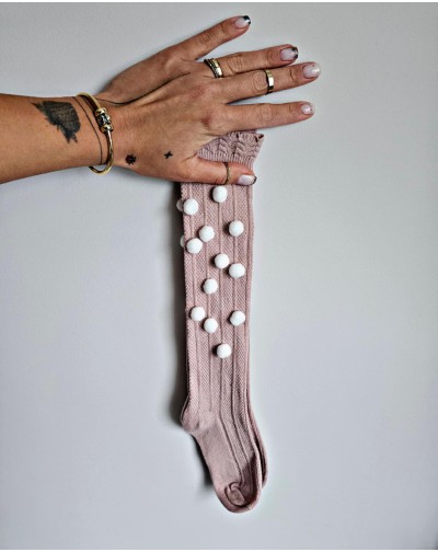 Rausvos kojinės iki kelių...